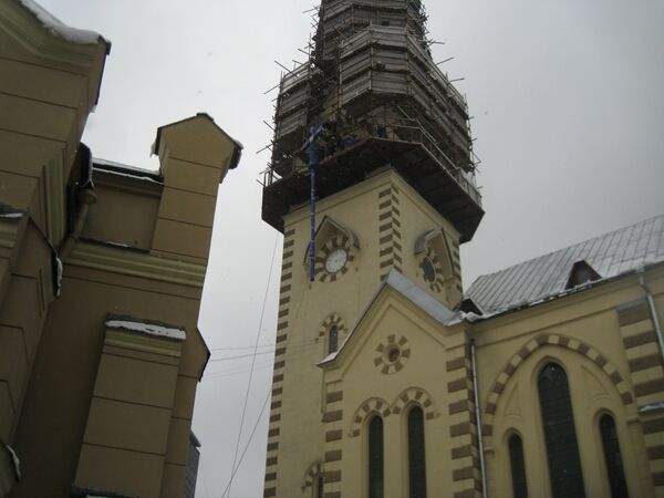 Поднятие креста на кафедральный собор Петра и Павла Евангелическо-Лютеранской церкви в Москве