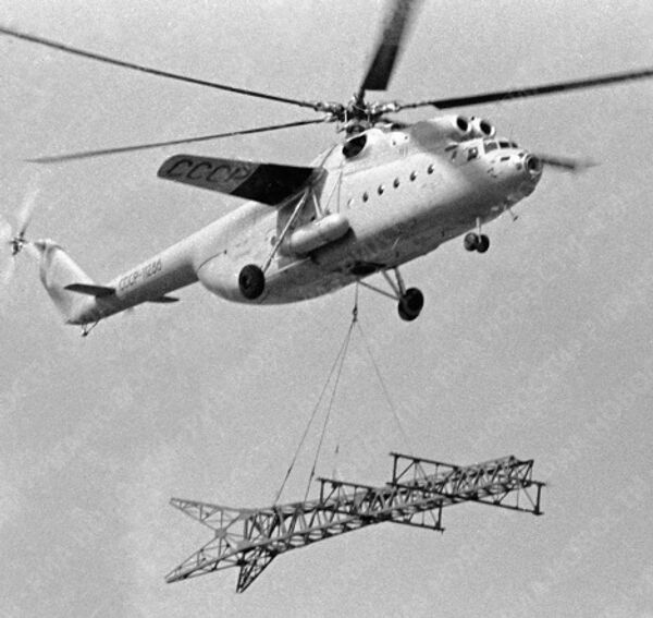 Вертолет МИ-6 несет опорную мачту электропередачи