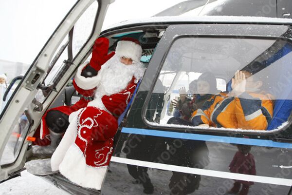 Первый праздничный полет Деда Мороза на вертолете