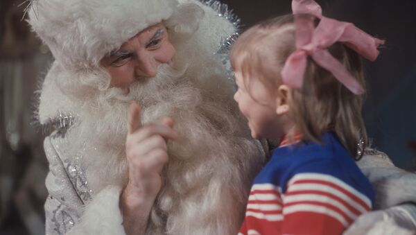 Дед Мороз и девочка. Архив