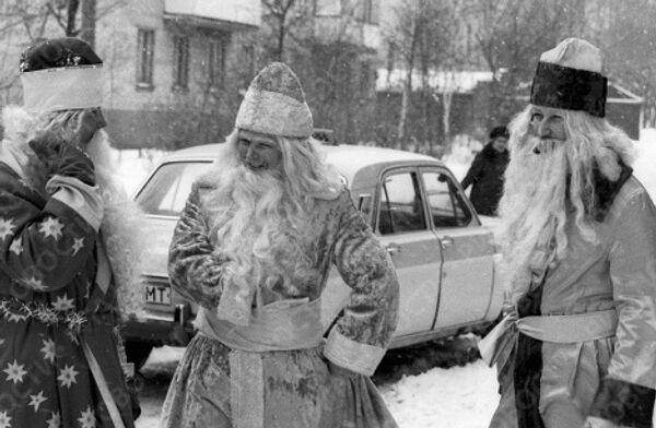 Деды Морозы на улице в канун Нового года