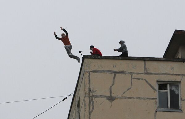 Трейсер Эрик Мухаметшин совершил уникальный прыжок с крыши 8-этажного дома на крышу 5-тиэтажного