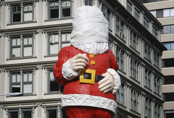 Статую Санта-Клауса починили в Новой Зеландии, чтобы не пугать детей