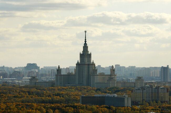 Здание Московского государственного университета на Воробьевых Горах. Архив.