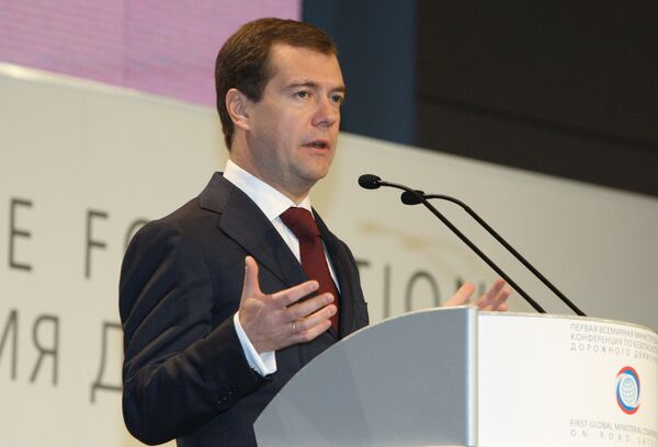 Медведев предлагает бороться за безопасности на дорогах всем миром