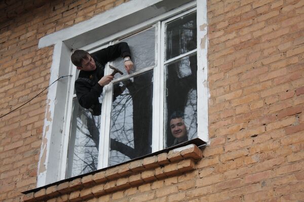 Восстановление поврежденных взрывной волной окон в Ульяновске