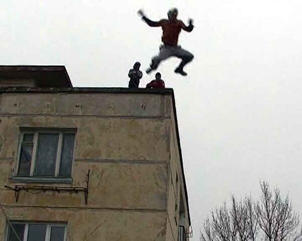 Безумный прыжок питерских экстремалов: 11 метров свободного падения