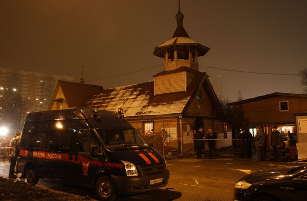 На месте убийства священника Даниила Сысоева в православном храме святого Фомы на юге Москвы