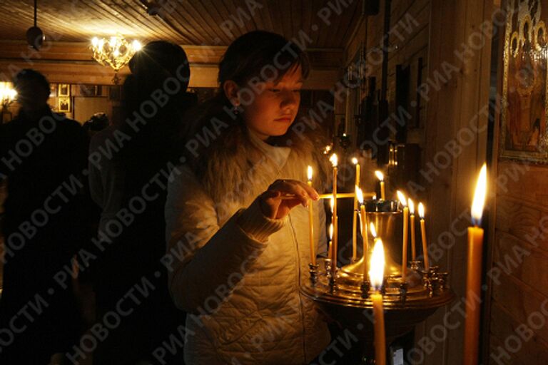 В храме апостола Фомы, где проходит заупокойная служба по отцу Даниилу Сысоеву