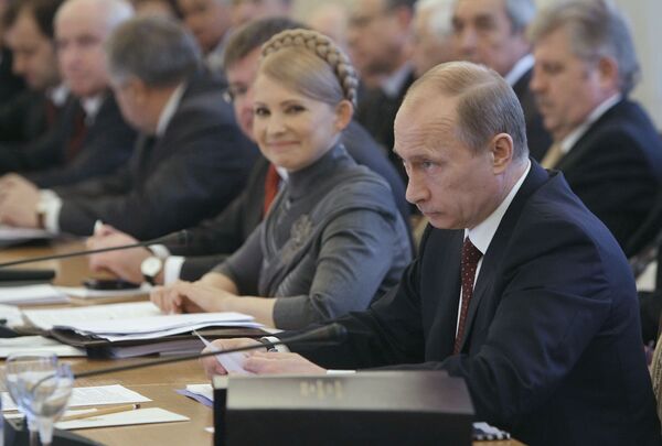 Председатель правительства РФ Владимир Путин (справа). В центре - премьер-министр Украины Юлия Тимошенко