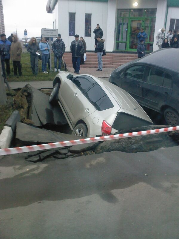 Машины, провалившиеся поз землю на западе Москвы, извлечены из провала