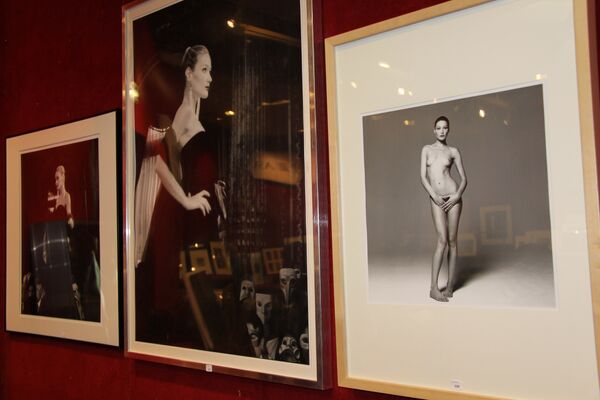 Три фотографии Карлы Бруни, которые не нашли достойного покупателя на аукционе в Париже 