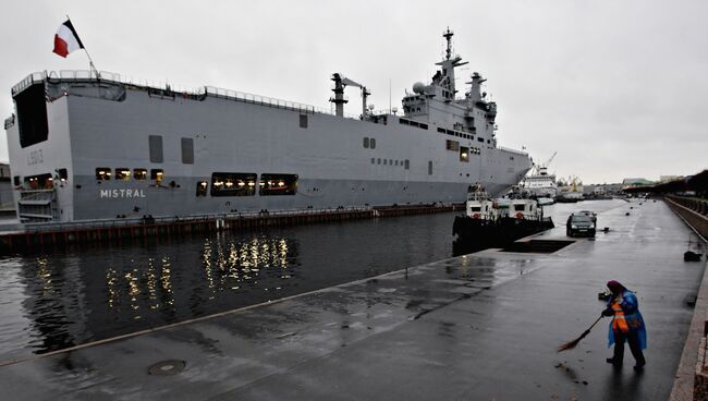 Французский военный корабль-вертолетоносец класса Мистраль в Санкт-Петербурге