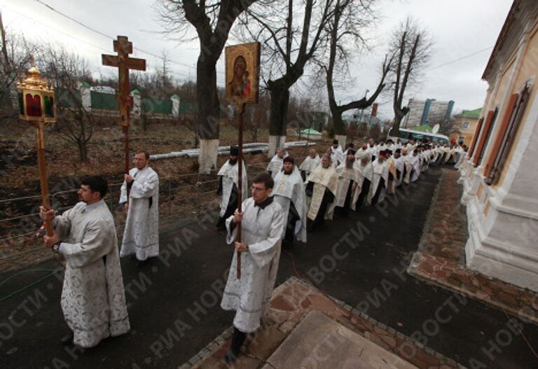 Траурная процессия у храма святых апостолов Петра и Павла в Ясеневе