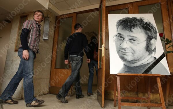 Портрет Романа Трахтенберга у входа в Центральный дом работников искусств