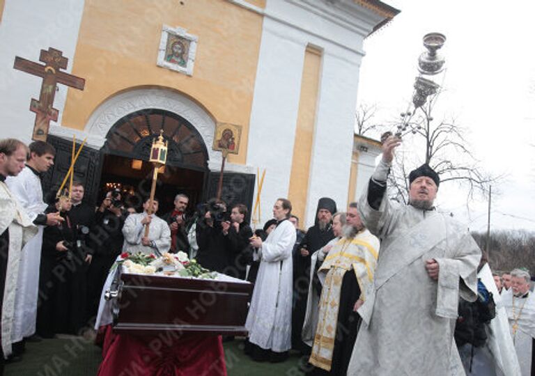 Траурная процессия у храма святых апостолов Петра и Павла