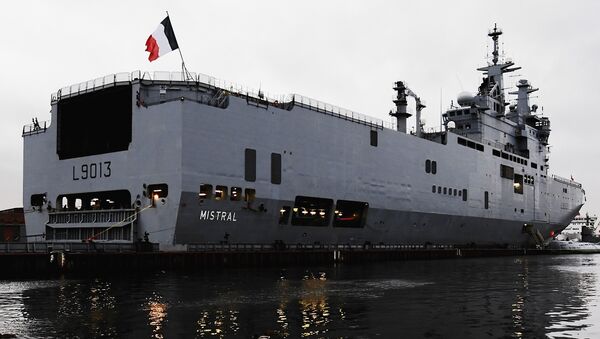 Французский военный корабль-вертолетоносец класса Мистраль 