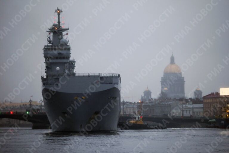 Французский военный корабль-вертолетоносец класса Мистраль в Санкт-Петербурге