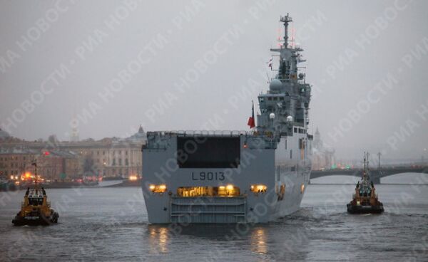 Французский военный корабль-вертолетоносец класса Мистраль в Санкт-Петербурге