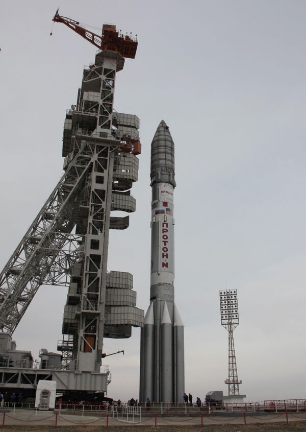 Вывоз ракеты космического назначения Протон-М на стартовый комплекс космодрома Байконур