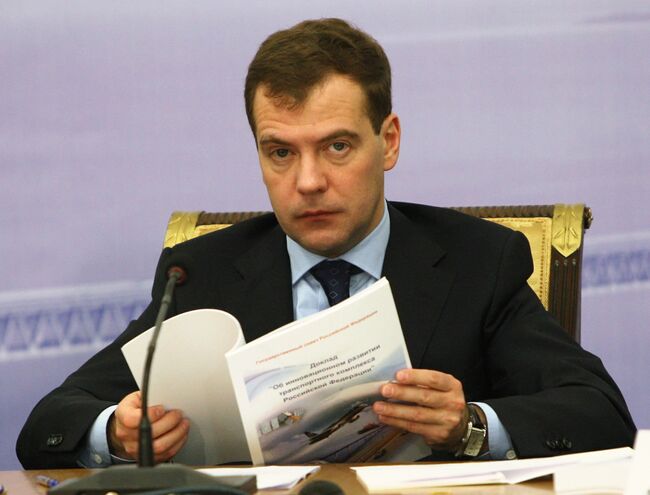 Медведев поручил выяснить обстоятельства ЧП на железной дороге