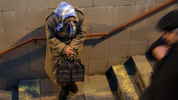 Женщина просит милостыню в подземном переходе в Москве