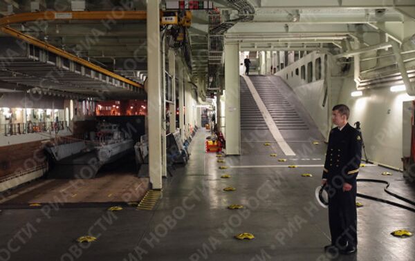 Французский военный корабль-вертолетоносец класса Мистраль на набережной имени Лейтенанта Шмидта