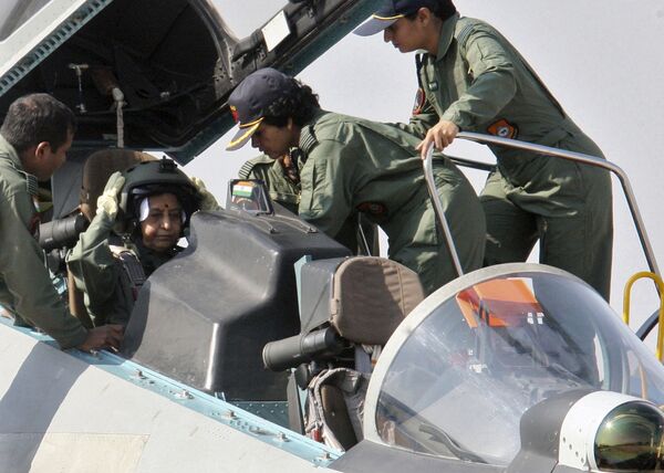 Президент Индии Пратибха Патил полетала на истребителе Су-30МКИ 