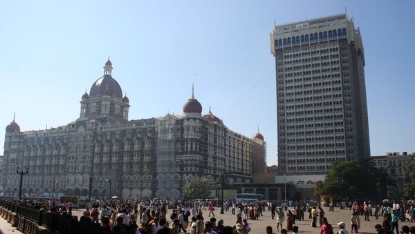 Годовщину мегатеракта в Мумбае (Бомбее) жители этого города отметили полицейским парадом по набережной, мимо крупнейших отелей.
