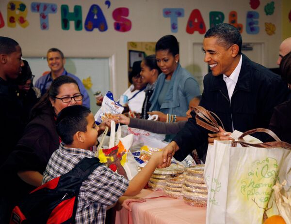 Обама, его жена, дети и теща раздали бедным индеек и тыквенные торты
