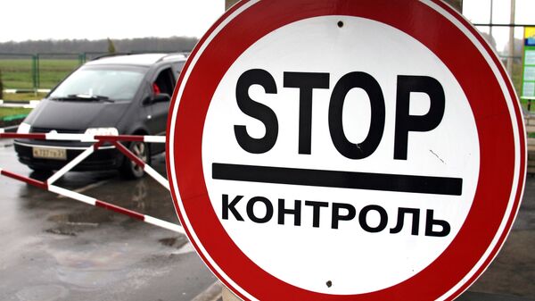 На автомобильном пункте пропуска на границе Украины с РФ, архивное фото