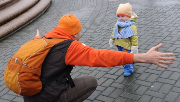 Участники флэшмоба, посвященного Всемирному Дню доброты, на Манежной площади в Москве. Архив
