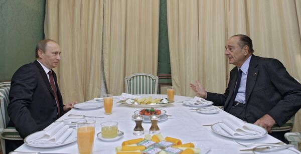 Премьер-министр РФ Владимир Путин и экс-президент Франции Жак Ширак во время рабочего завтрака