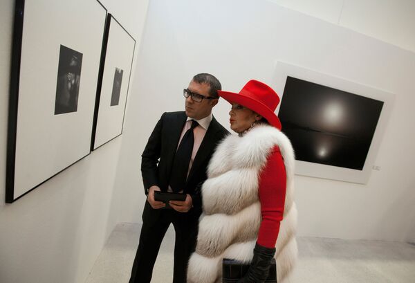 Ирина Винер с сыном Антоном на фотовыставке Георгия Пинхасова С любовью о Баку