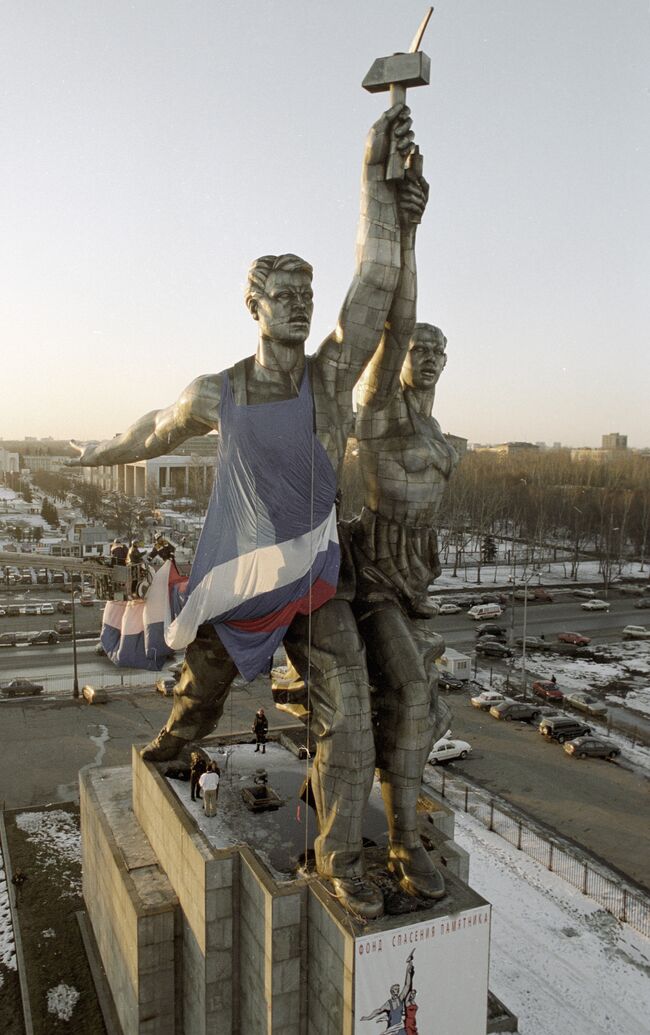 28 ноября  в 7.00 РИА Новости проведет прямую трансляцию установки скульптуры «Рабочего и колхозницы» на постамент у ВВЦ