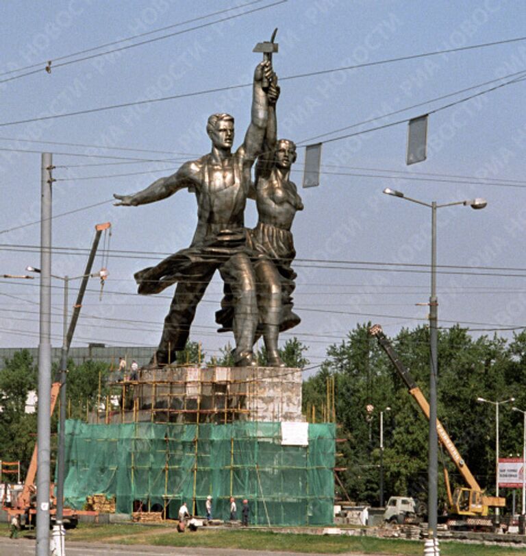 Реставрация скульптуры Рабочий и колхозница