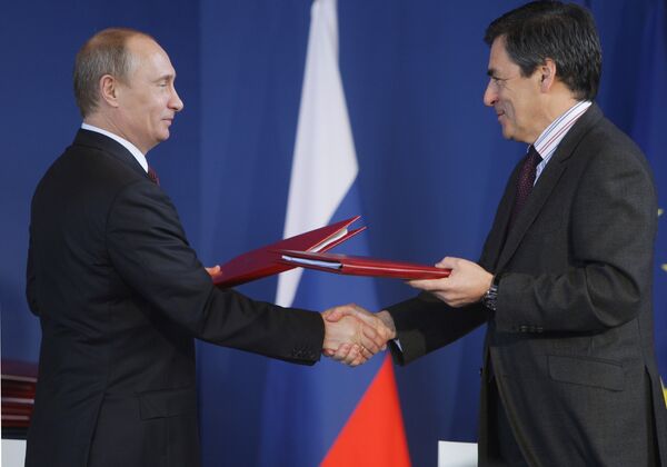 Премьер-министр РФ Владимир Путин и премьер-министр Франции Франсуа Фийон во время церемонии подписания совместных документов