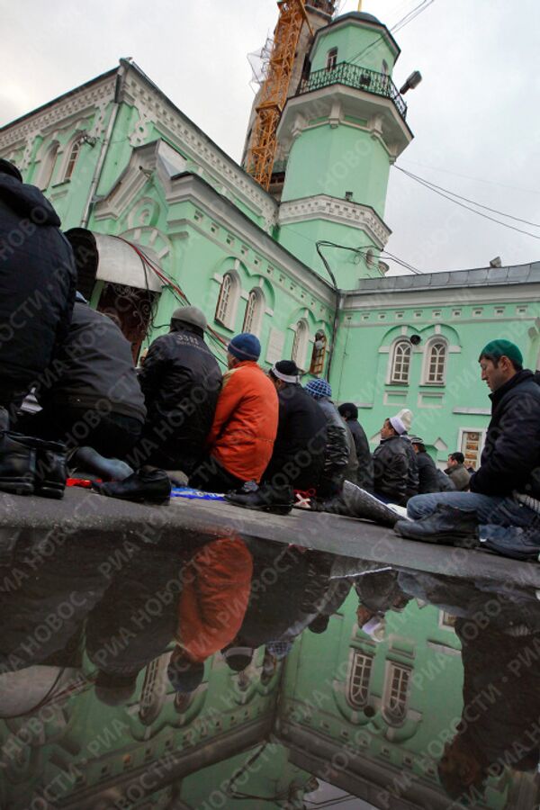 у Московской соборной мечети в день праздника жертвоприношения Курбан-Байрам