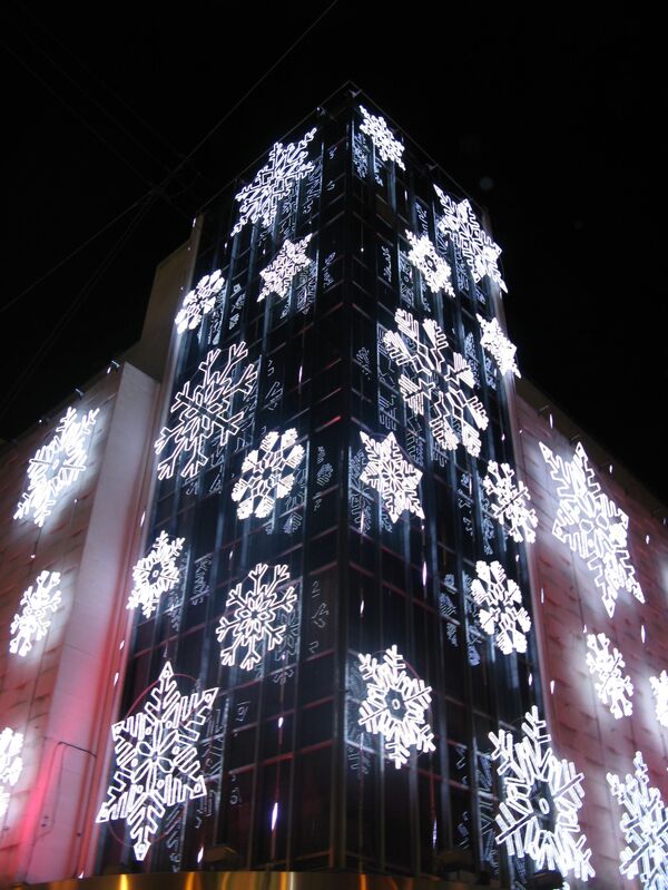 Рождественская иллюминация зажглась на улицах Мадрида