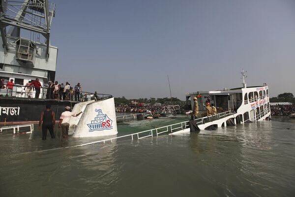 Перегруженный паром затонул в Бангладеш