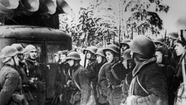 Советско-финская война. Бойцы Красной Армии слушают радио на привале.
