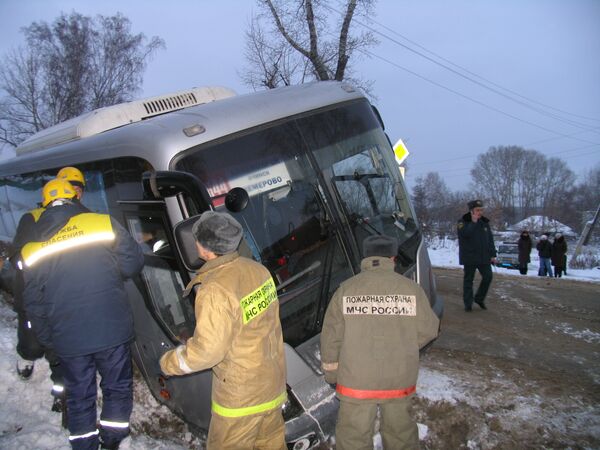 В Кемерово в кювет съехал междугородний автобус с 11 пассажирами