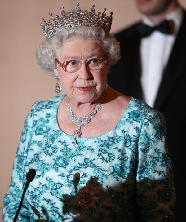 Королева Великобритании Елизавета II на официальном приеме во время государственного визита в Тринидад и Тобаго 