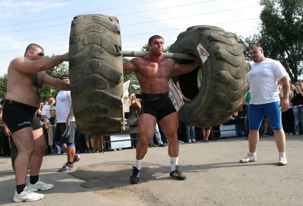 Михаил Сидорычев демонстрирует силовое упражнение
