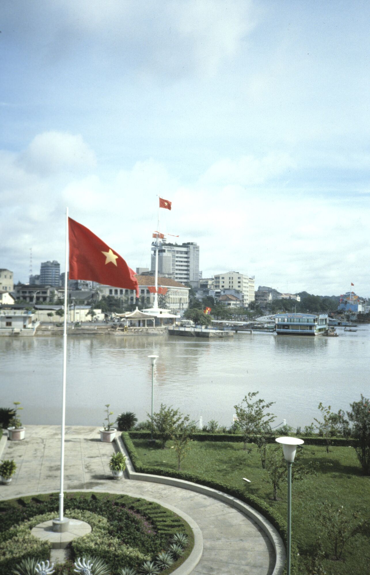 Красный флаг над городом Хошимином - РИА Новости, 1920, 28.04.2025