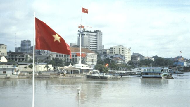 Красный флаг над городом Хошимином. Архивное фото