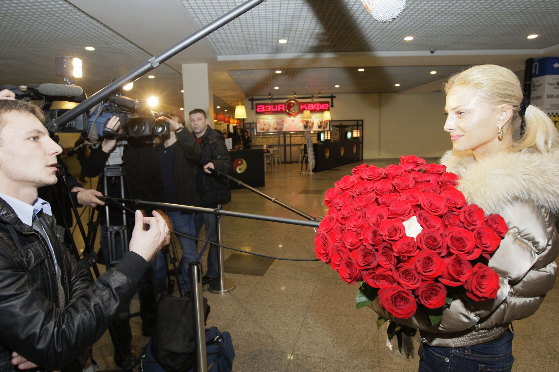 Победительница международного конкурса Миссис мира 2009 Виктория Радочинская в аэропорту Домодедово11