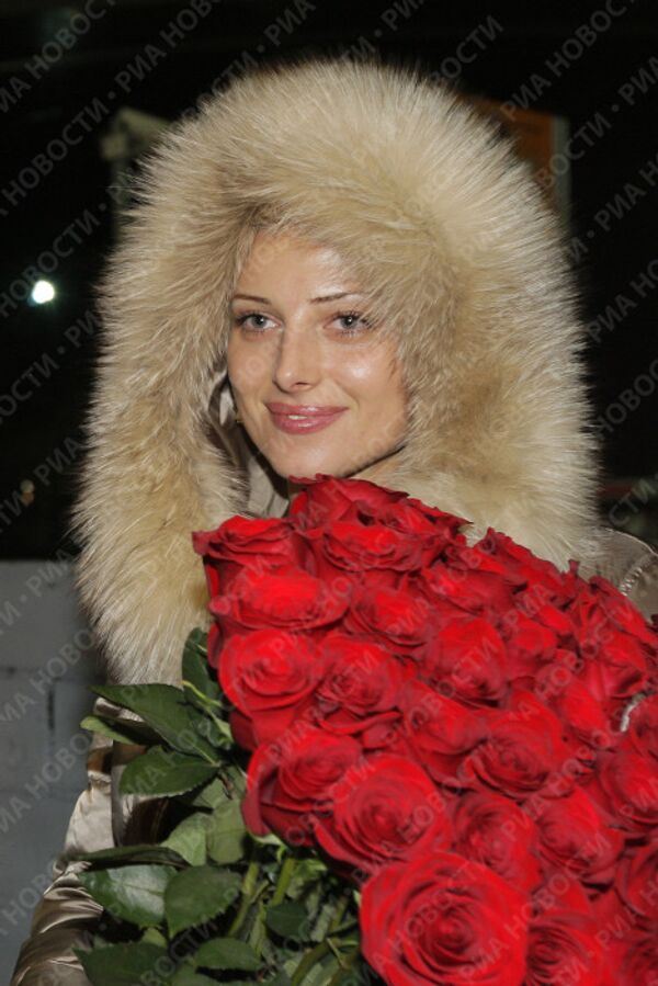 Победительница международного конкурса Миссис мира 2009 Виктория Радочинская в аэропорту Домодедово
