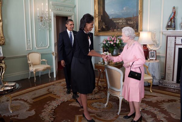 Президент США Барак Обама с супругой Мишель во время встречи с королевой Великобритании Елизаветой II