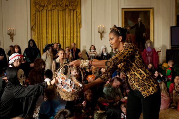 Мишель Обама во время празднования Хэллоуина в Белом доме